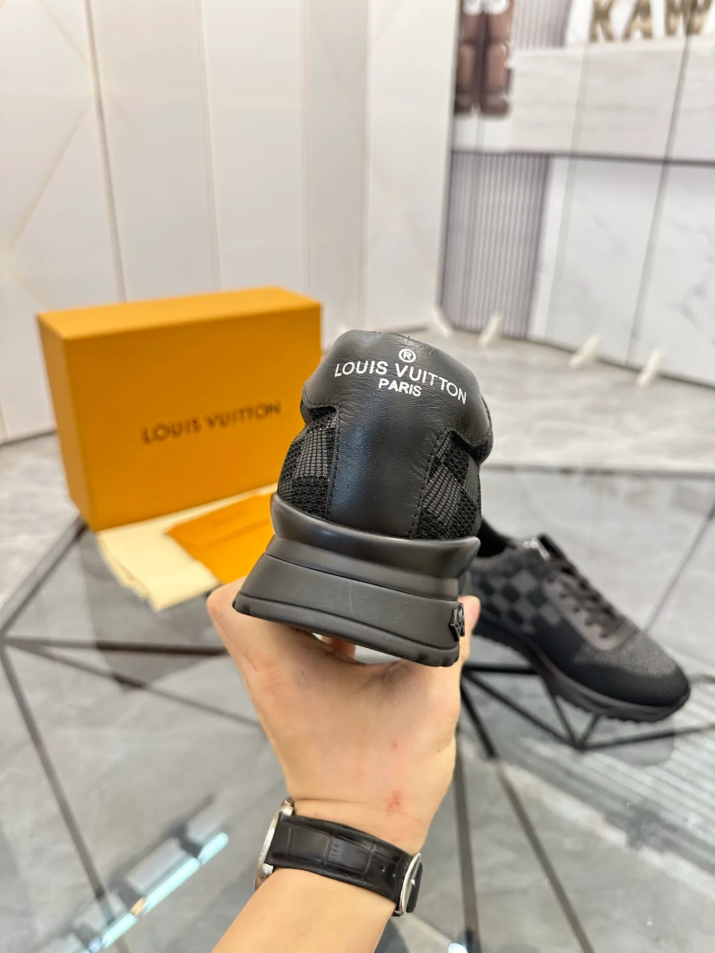 Men's shoes for sale💰: 💰P560¥ High-end quality Product trademark: LV* "Louis Vuitton*" low-top sneakers Regular size: 38-44 (can be customized to 45.46.) Product materials: imported breathable fly knit upper, breathable lining, original raw rubber translucent combination outsole. Number: 2068